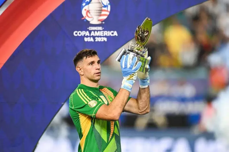 إيميليانو مارتينيز حارس منتخب الأرجنتين